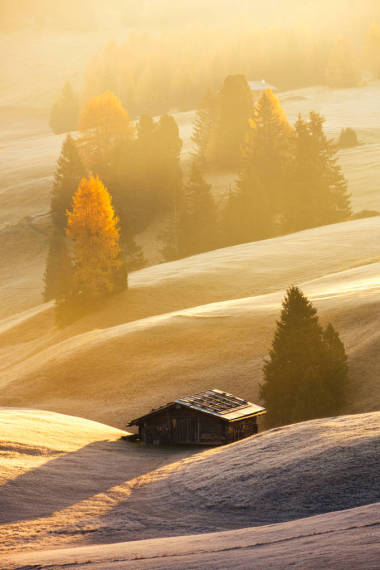 阿尔卑斯休斯或 Seiser 在美丽的日出, 白云山, 意大利的薄雾景观视图