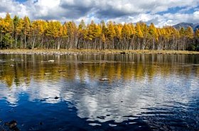 山湖 Froliha, 石头和倒影, 在贝加尔湖附近