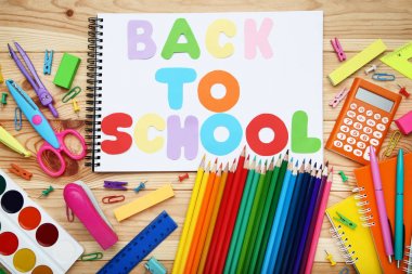 用木桌上的学校用品回学校的碑文 用木桌上的学校用品回学校的碑文