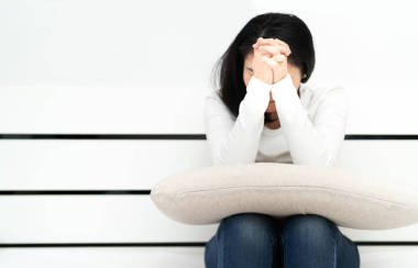 憂郁的婦女坐在房間里祈禱, 孤獨(dú), 悲傷, 情緒的概念