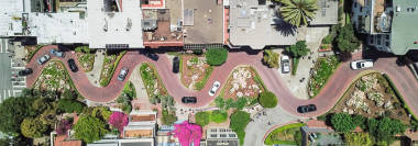 老式色调空中伦巴第街, 西街在旧金山, 加利福尼亚州。著名的陡峭, 单块部分与八发夹轮。Crookedest, 陡峭的山丘, 锋利的曲线, 单向的道路