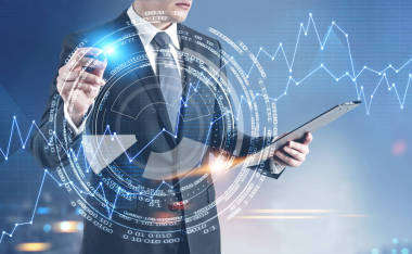 在夜間城市的天空中, 一個(gè)發(fā)光的標(biāo)記繪制圖和平顯全息圖的商人無法辨認(rèn)。色調(diào)圖像雙曝光