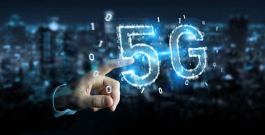 在模糊背景下的商人使用5g 網絡數字全息圖3d 渲染