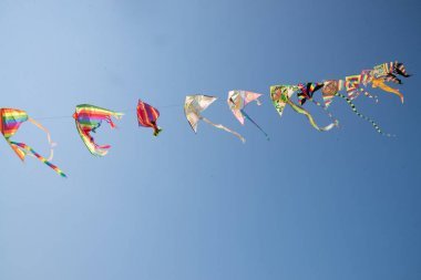 多彩多姿的風(fēng)箏 (漢語) 在海被栓到螺紋。風(fēng)箏是中國慶?；顒拥暮诵摹３搜b飾和喜慶的外觀, 當(dāng)他們飛越天空, 風(fēng)箏代表傳統(tǒng)的中國文化仍然生存在現(xiàn)代