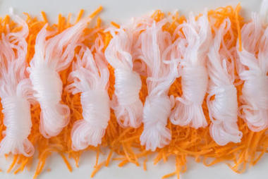 魔芋面用磨碎的胡蘿卜圖片