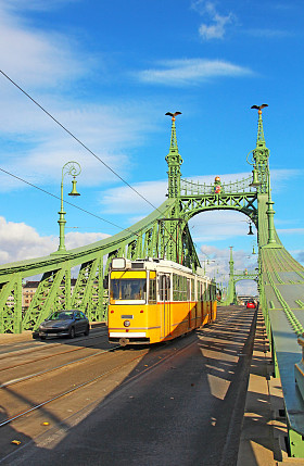 在匈牙利首都布达佩斯自由桥上橙色电车