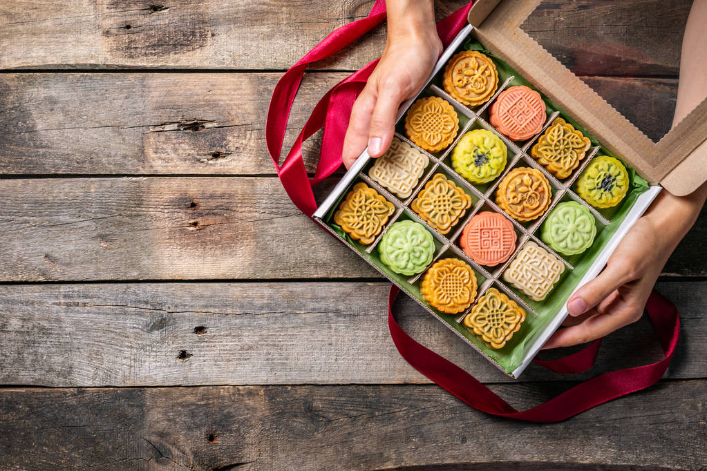 中秋节概念-手给特制食品 monncakes 作为礼物 中秋节概念-手给特制食品 monncakes 作为礼物