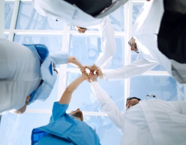 醫(yī)生和護士在一個醫(yī)療團隊堆疊的手