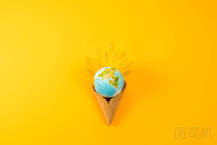 在黃色紙夾子的華夫餅錐中地球地球儀的頂部視圖