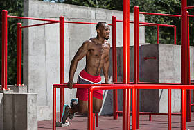 运动员在体育馆锻炼图片