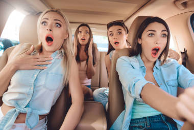 年輕漂亮的女孩坐在車?yán)锖ε?>
                    </a>
                    <div   id=