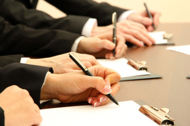 在團隊合作期間的業(yè)務手關門圖片