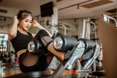 在体育馆里做操的女运动员