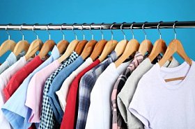 蓝色背景衣服的木衣架