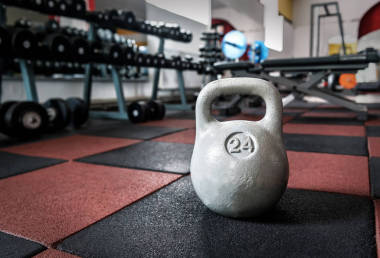 灰色水壶铃在健身房