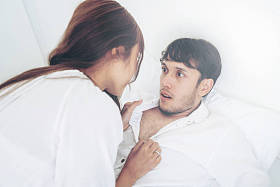 愤怒的女友对她的男朋友生气。不愉快的婚姻和离婚的概念