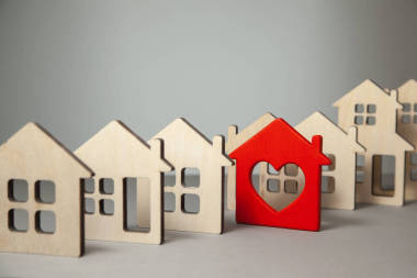 搜索和選擇購買或出租的房屋。許多房子模型和一個(gè)紅色