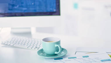 一杯咖啡在办公室桌上