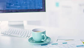 一杯咖啡在办公室桌上