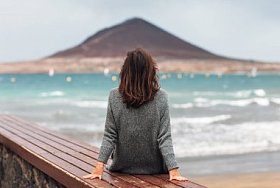 后视图的年轻女子享受海洋放松的概念西班牙加那利群岛的富埃特文图拉岛