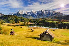  山范围 Karwendel 与湖在巴伐利亚在10月印度夏天