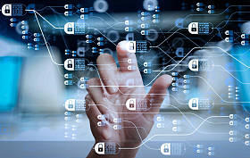 Blockchain 技术概念与链和加密块的图. 手持触摸屏计算机的手操作