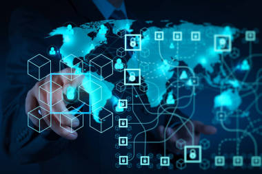 Blockchain 技術(shù)概念與鏈子和加密的塊的圖. 商人使用新的現(xiàn)代計(jì)算機(jī)顯示社會網(wǎng)絡(luò)結(jié)構(gòu)