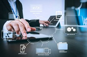 在虚拟图中开发具有网站设计的编程和编码技术. 商人与智能手机和数字平板电脑和便携式计算机在现代办公室与玻璃反射视图