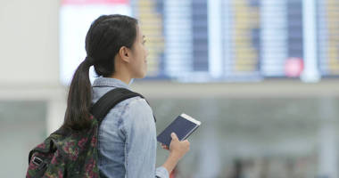 在機(jī)場持有護(hù)照的婦女