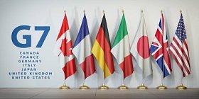 G7 峰会或会议概念。行从 G7 七国集团成员的旗帜和国家名单, 3d 插图