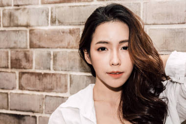 時裝微笑年輕漂亮女子模特造型