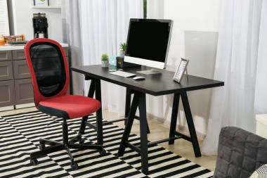 舒適的工作場所與顯示器 