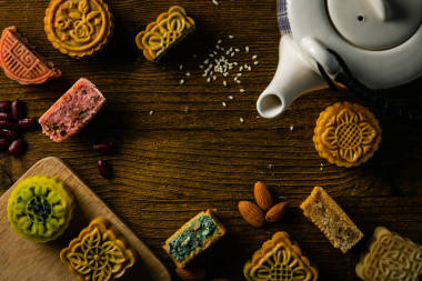 中秋节概念-特制食品 monncakes 的乡村背景