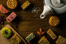 中秋节概念-特制食品 monncakes 的乡村背景