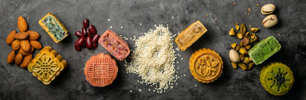 中秋节概念-特制食品 monncakes 的乡村背景