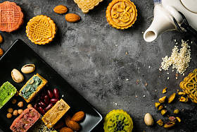 中秋节概念-特制食品 monncakes 的乡村背景