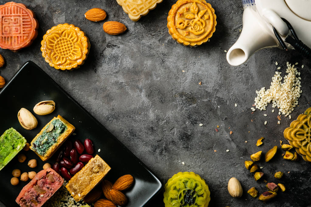 中秋节概念-特制食品 monncakes 的乡村背景