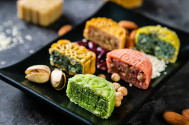 中秋節(jié)概念-特制食品 monncakes 在鄉(xiāng)村背景, 復(fù)制空間