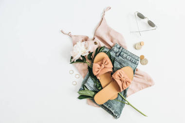 女性时尚背景与白色牡丹花, 拖鞋, 太阳镜, 耳环, 短裤, t恤衫。平躺, 顶视图美女或时尚博客概念