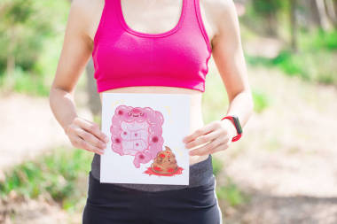 運(yùn)動婦女與肚腑板以綠色背景圖片