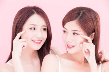 粉紅色背景的兩個(gè)美容護(hù)膚婦女