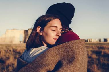 在荒野中一起遠(yuǎn)足的情侶