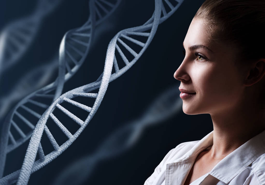 Dna 链实验室中的女科学技师