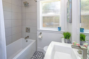 緊湊型浴室?guī)Щ鲁? 白色和黑色地板瓷磚, 浴缸淋浴組合