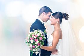 年轻的新婚夫妇拥抱的肖像照片
