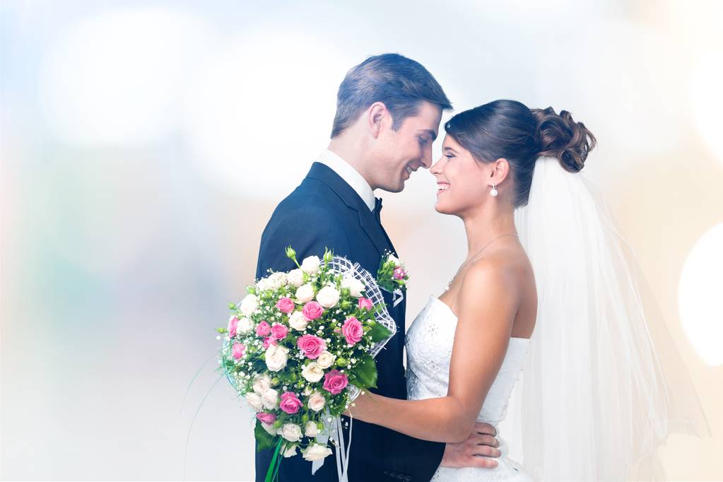 年轻的新婚夫妇拥抱的肖像照片