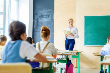 美麗快樂的老師讀書為孩子在課期間