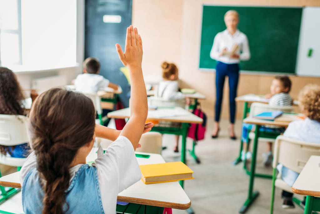 学生在课后举手回答教师问题的后视 学生在课后举手回答教师问题的后视