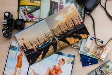 相冊(cè)與旅行和老式舊相機(jī)的照片背景