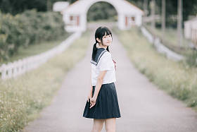 亚洲日本学校女孩服装的肖像看公园户外电影复古风